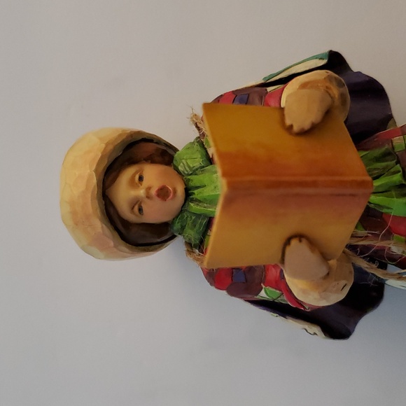 Jim Shore Festive Female Caroler #4005327 - Picture 2 of 12